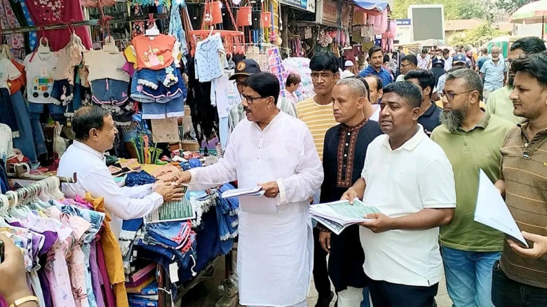 যশোরে জেলা স্বেচ্ছাসেবক দলের লিফলেট বিতরণ