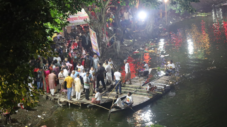 যশোরে লালদিঘীর পাড়ে শান্তিময় পরিবেশে দুর্গা প্রতিমা বিসর্জন সম্পন্ন